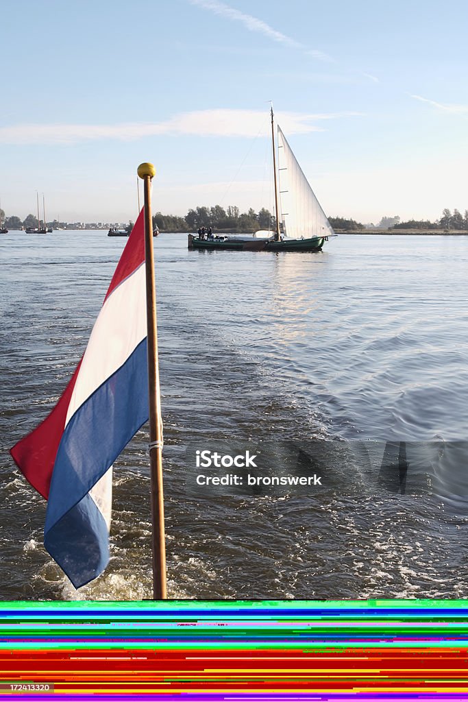 Niederländische Flagge mit traditionellen Segeln Schiffe - Lizenzfrei Friesland - Holländische Provinz Stock-Foto