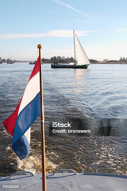Bandeira Holandesa Com Tradicional De Sailing Navios - Fotografias de stock e mais imagens de Friesland
