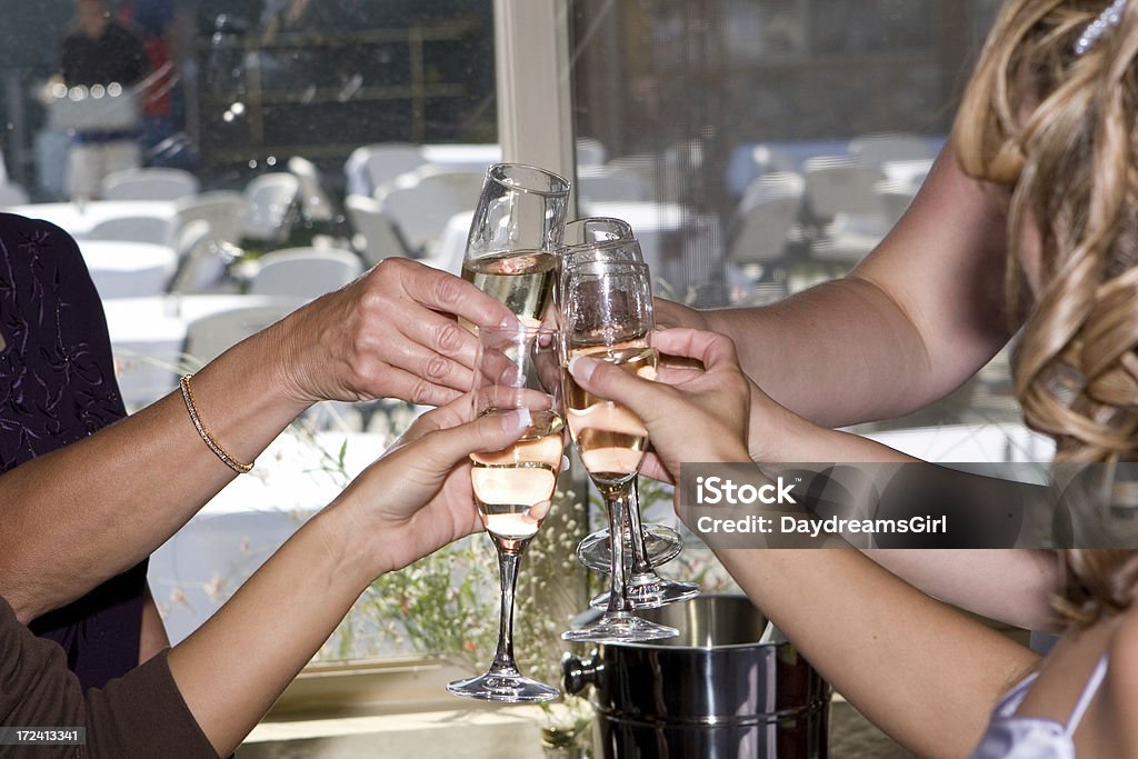 Gros plan des mains tenant des verres de vin de groupe à Toast - Photo de Adulte libre de droits