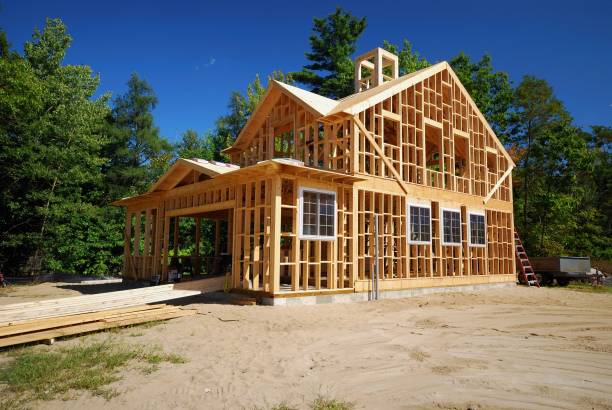 marco de un nuevo edificio en construcción - wooden construction fotografías e imágenes de stock