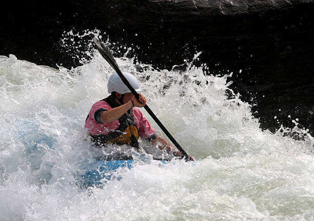 rosa - white water atlanta kayak rapid kayaking - fotografias e filmes do acervo