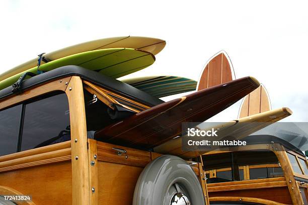 Woodies Sul Wharf - Fotografie stock e altre immagini di Surf - Surf, Stile retrò, Automobile