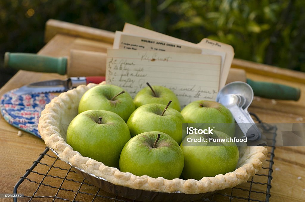 Яблочный пирог & Рецепт выпечки ингредиенты от руки на Картотечная карточка - Стоковые фото Антиквариат роялти-фри