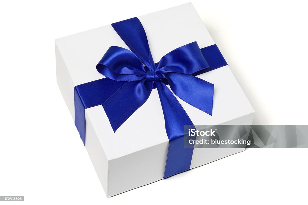 Boîte cadeau blanche avec noeud en Satin bleu - Photo de Boîte cadeau libre de droits