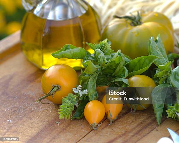 食材オリーブオイル新鮮なイタリア料理とパスタ料理のディナー - エクストラバージンオリーブオイルのストックフォトや画像を多数ご用意 - エクストラバージンオリーブオイル, グリーントマト, バジル