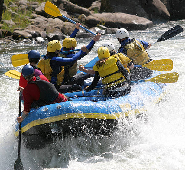 suelto paletas - rafting white water rafting rapid river fotografías e imágenes de stock