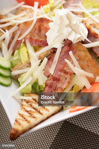 Foto de Salada Com Bacon E Brindes e mais fotos de stock de Alface - Alface, Alimentação Não-saudável, Antepasto