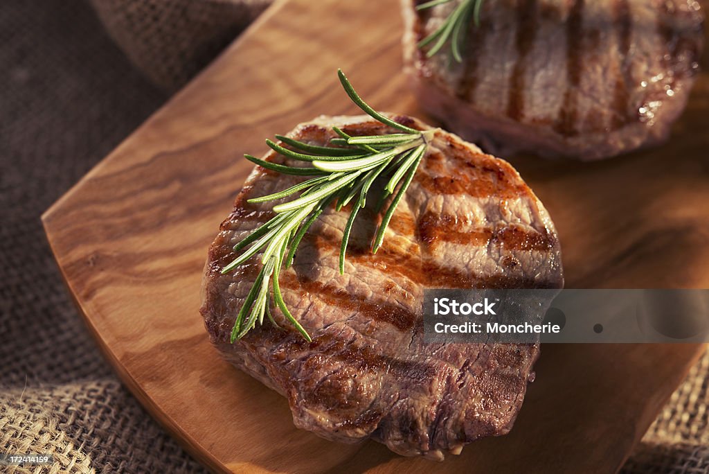 Carne de res a la parrilla con romero - Foto de stock de Alimento libre de derechos