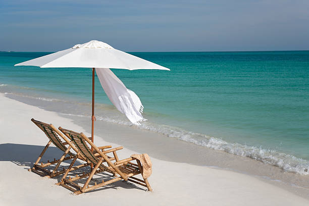 竹海の椅子 - outdoor chair beach chair sarong ストックフォトと画像