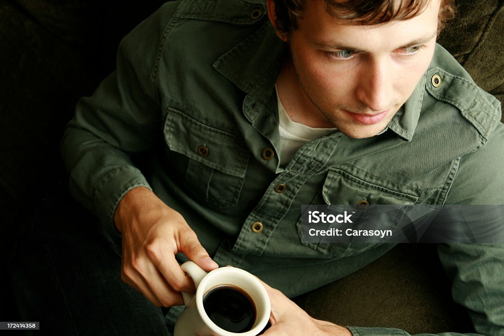 Contempletive кофе guy - Стоковые фото 20-24 года роялти-фри