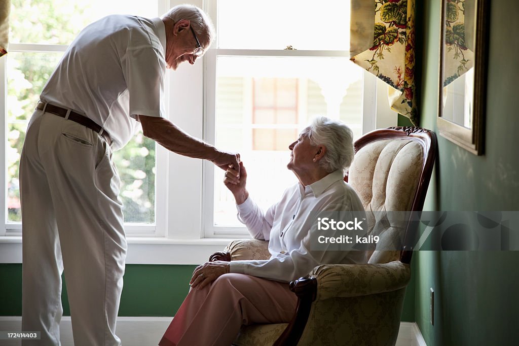 Affectueux couple senior à la maison - Photo de Chaise libre de droits