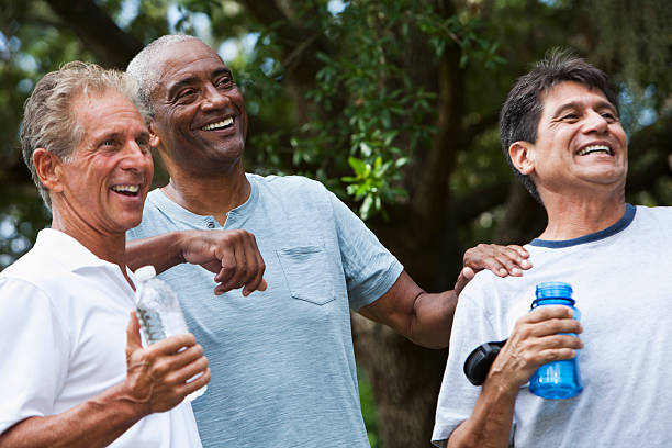 multi-étnico homens a tempo de exercício - sc0569 - fotografias e filmes do acervo