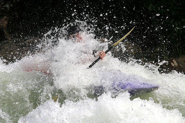 덮힘 - white water atlanta kayak rapid kayaking 뉴스 사진 이미지