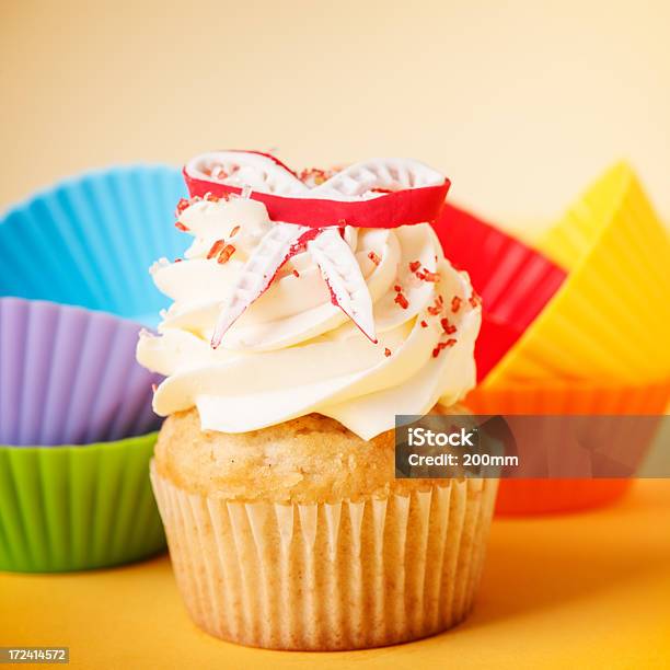 Photo libre de droit de Cupcake Vanille Glaçage Sur Le Dessus banque d'images et plus d'images libres de droit de Aliment - Aliment, Aliments et boissons, Carré - Composition