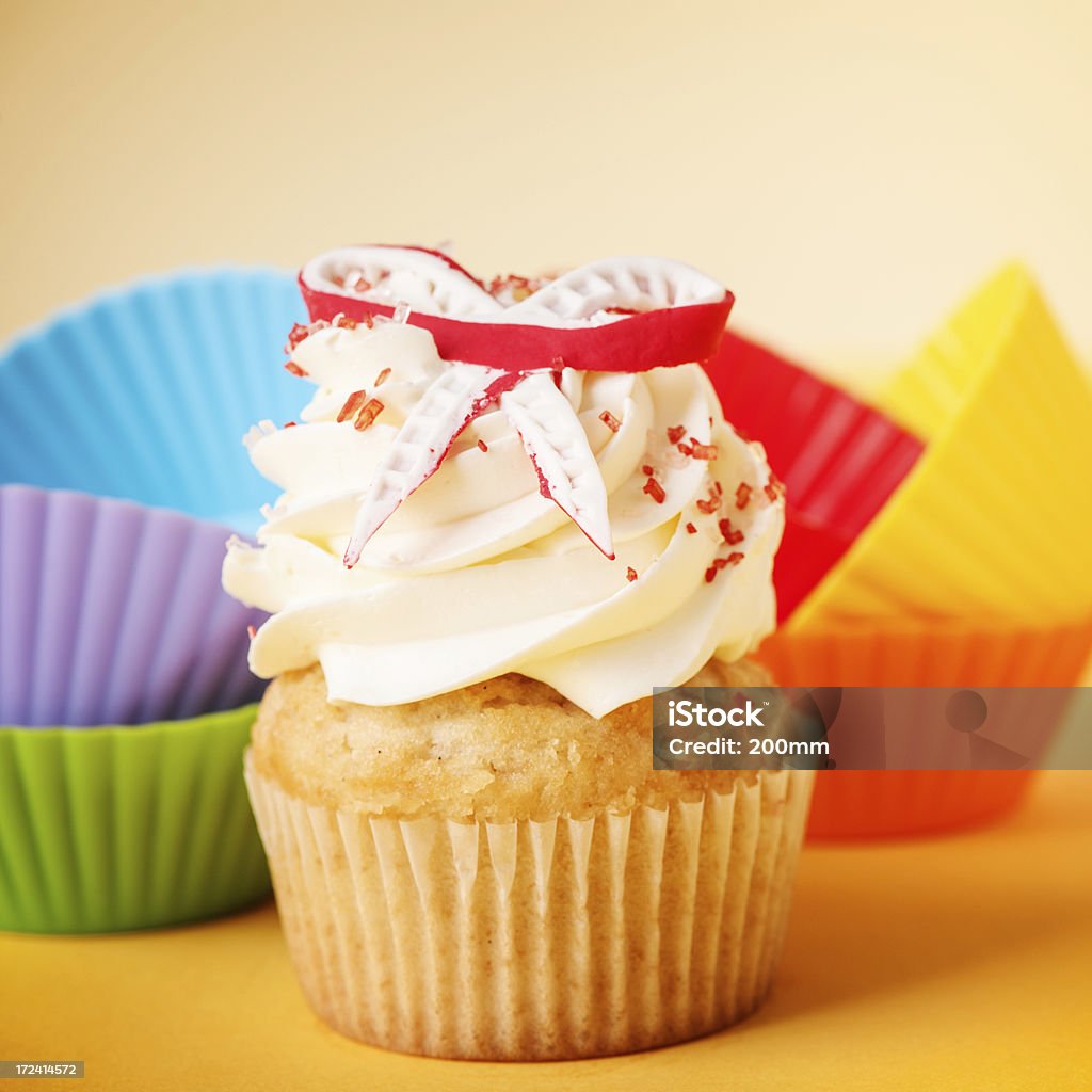 Cupcake alla vaniglia ciliegina sulla parte superiore - Foto stock royalty-free di Cibi e bevande