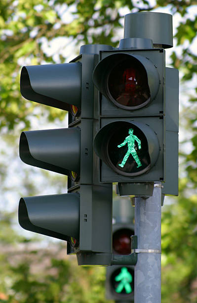 go - walk - voetgangersstoplicht stockfoto's en -beelden