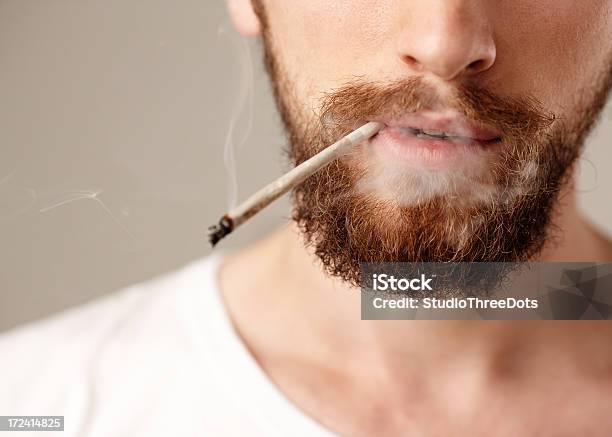 Marihuana Para Fumadores Foto de stock y más banco de imágenes de Fumar - Actividad - Fumar - Actividad, Hombres, Humo - Estructura física