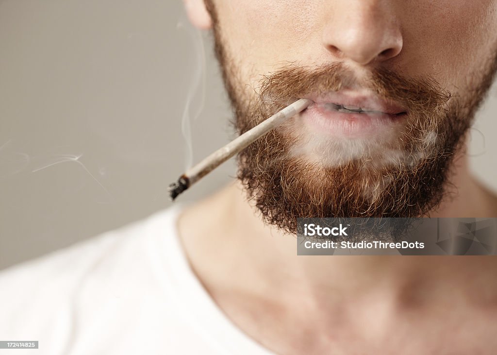 Fuma Cannabis - Foto stock royalty-free di Fumare