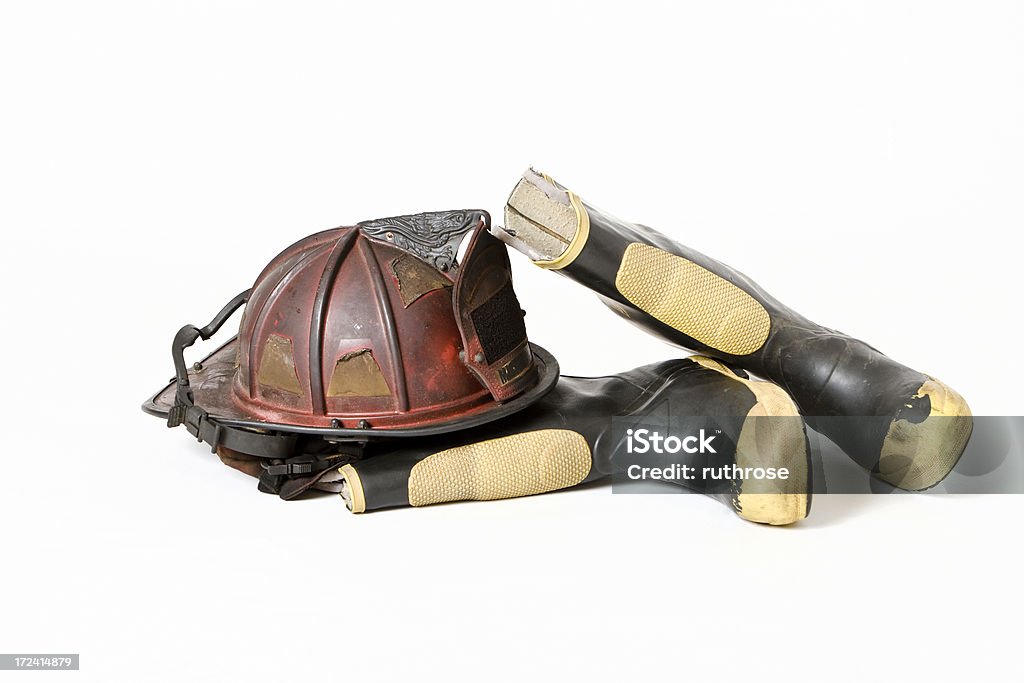 Antigua casco de bombero & botas sobre fondo blanco - Foto de stock de Accesorio de cabeza libre de derechos