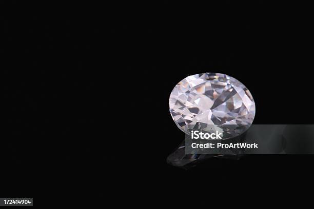 Овальной Формы С Бриллиантами — стоковые фотографии и другие картинки Алмаз - Алмаз, Без людей, Горизонтальный