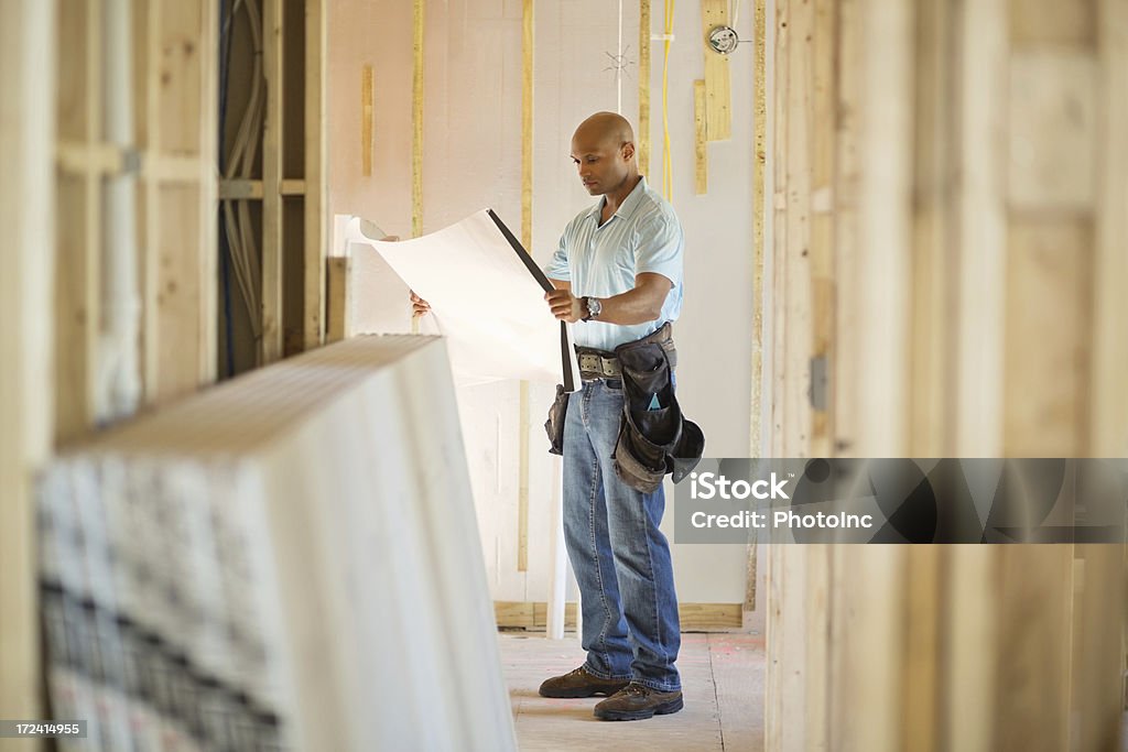 African American analizar Cianotipo mientras trabaja en Constructi - Foto de stock de 30-34 años libre de derechos