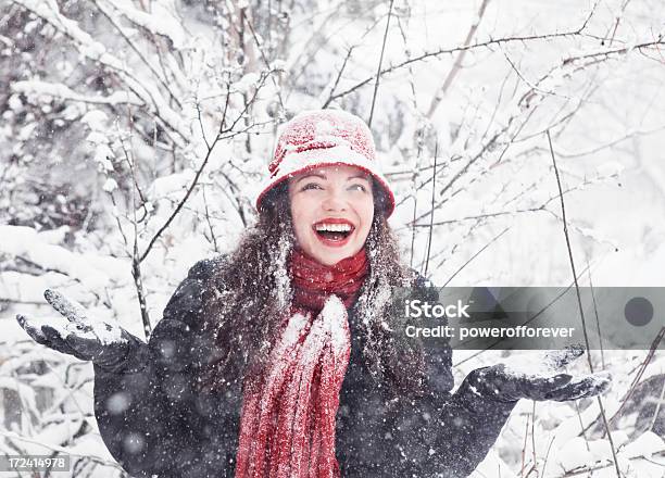 Młoda Kobieta Na Zewnątrz W Zimie - zdjęcia stockowe i więcej obrazów 20-29 lat - 20-29 lat, Bezlistne drzewo, Chłodny