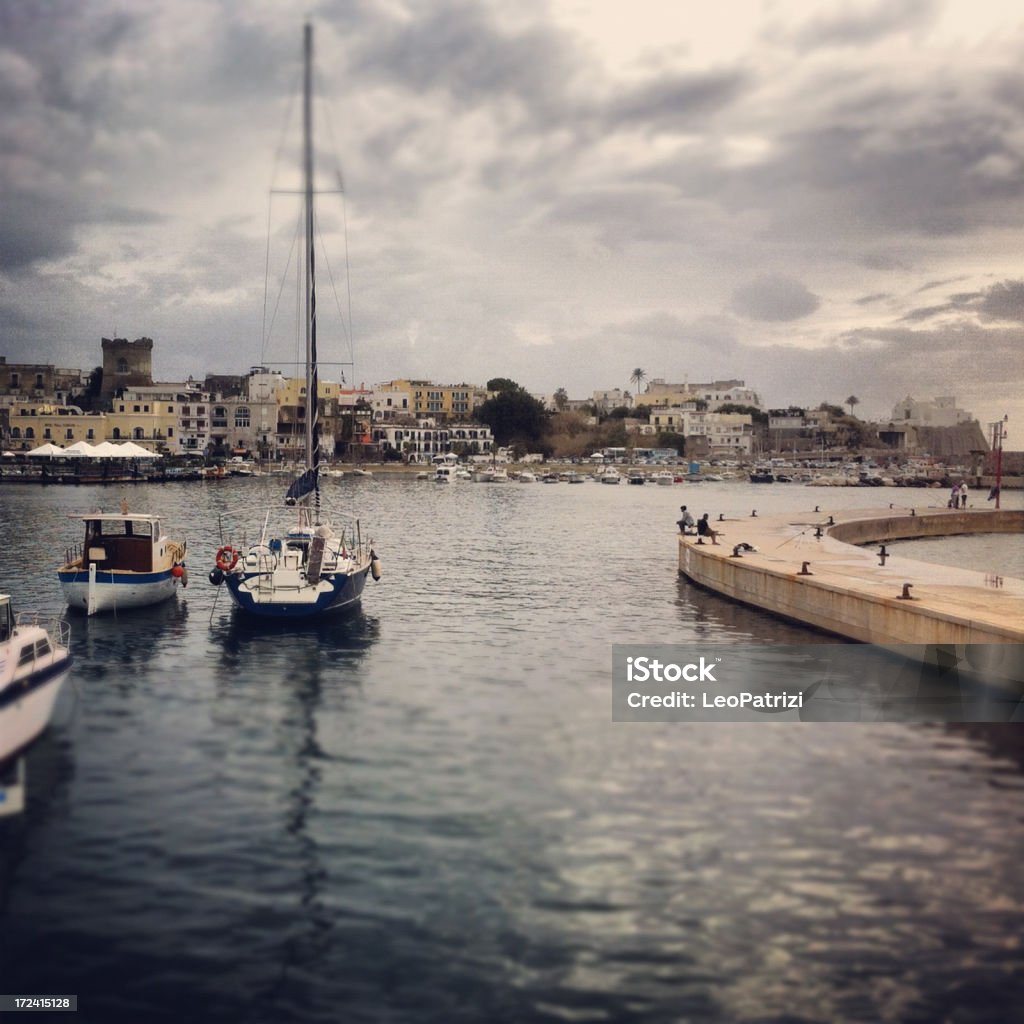 Turystycznej harbor w Forio d'Ischia - Zbiór zdjęć royalty-free (Port)