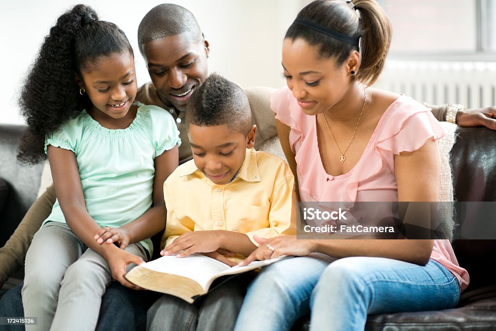Afro-américaine famille - Photo de Bible libre de droits