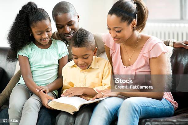 African American Famiglia - Fotografie stock e altre immagini di Bibbia - Bibbia, Leggere, Pregare