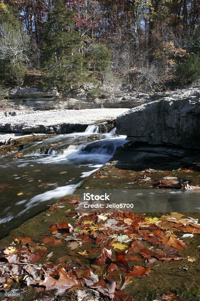 Rock cascata in autunno - Foto stock royalty-free di Acqua