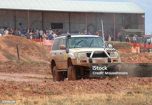 Große Geländewagen Toyota Landcruiser 100 Series Stockfoto und mehr Bilder von Geländewagen - Geländewagen, Schotterstrecke, Antenne