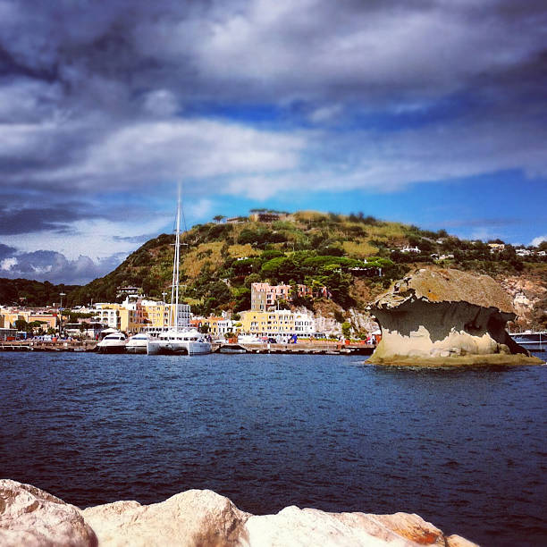 туристическую гавань в lacco ameno-остров искья - ischia island campania nautical vessel harbor стоковые фото и изображения
