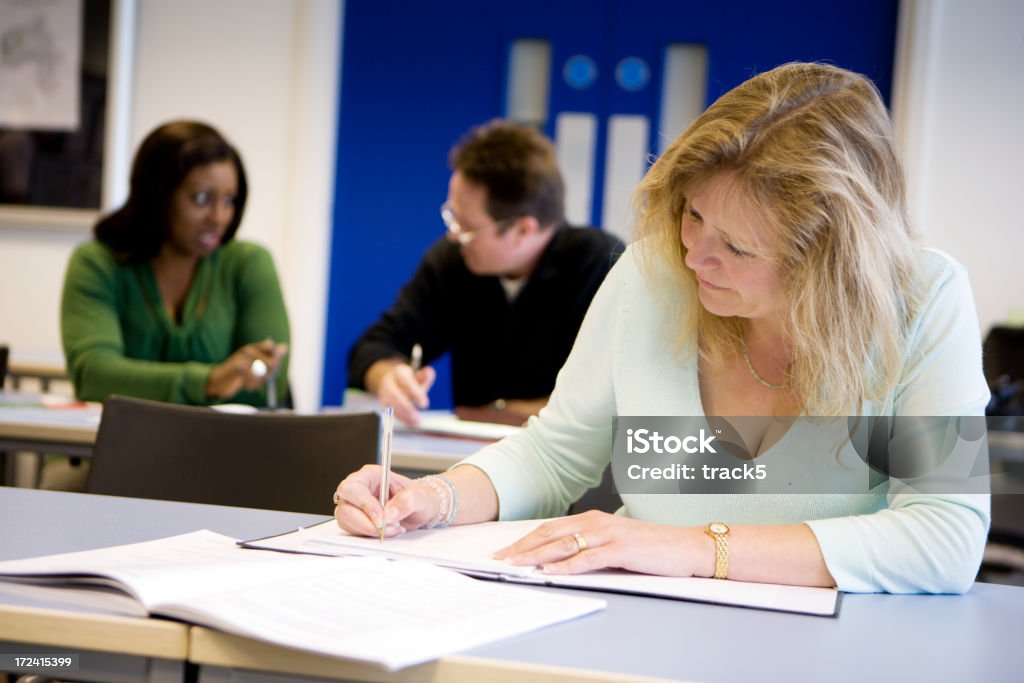 Erwachsene Bildung: Älterer student - Lizenzfrei Klassenzimmer Stock-Foto