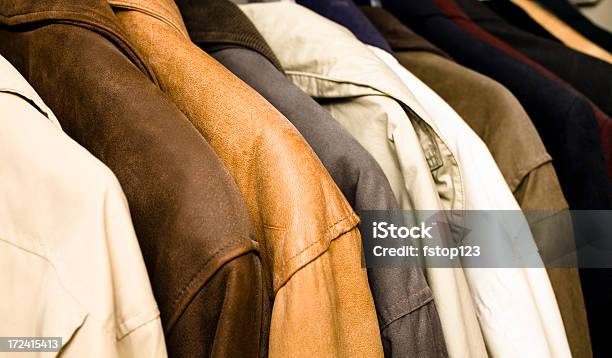 Foto de Moda Casacos De Inverno E Jaquetas Consecutivo Pendurados Closet e mais fotos de stock de Articulação humana