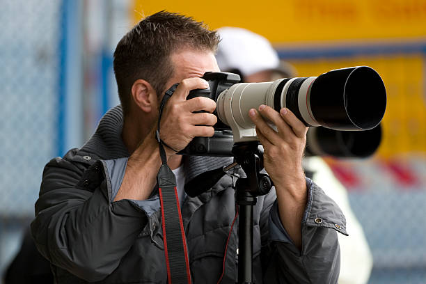 fotógrafos com lente de telefoto - photographer camera tripod paparazzi photographer - fotografias e filmes do acervo