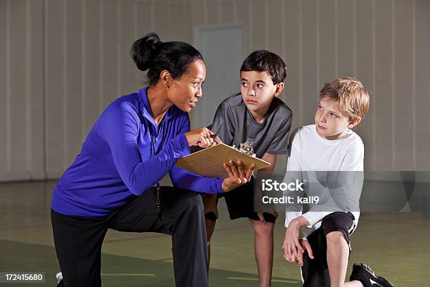 Boys Escucha Entrenador Foto de stock y más banco de imágenes de 30-39 años - 30-39 años, 35-39 años, 8-9 años