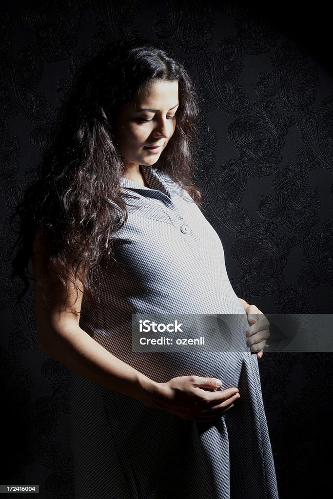 妊娠中の女性の前に、スポットライト - 1人のロイヤリティフリーストックフォト