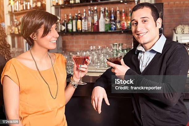 Freunden Anstoßen In Der Disco Stockfoto und mehr Bilder von Alkoholisches Getränk - Alkoholisches Getränk, Aperitif, Bartresen