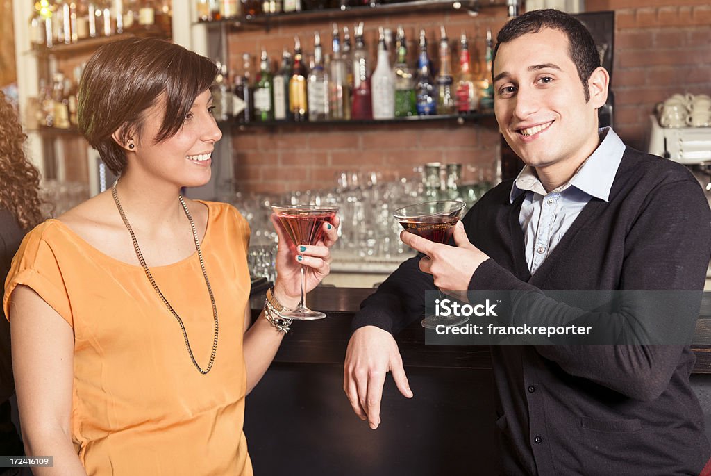 Amis portant un toast à la discothèque - Photo de A la mode libre de droits