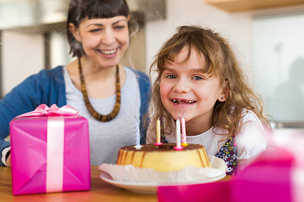 menina com um bolo de aniversário - birthday cake family germany indoors - fotografias e filmes do acervo