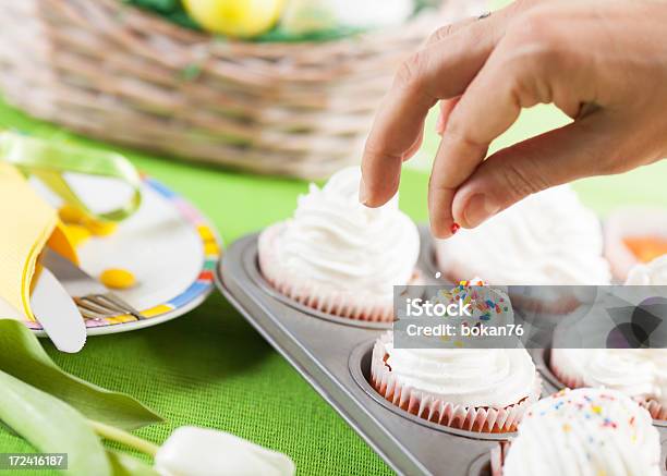 Decorando Cupcakes - Fotografias de stock e mais imagens de Acabar - Acabar, Alimentação Não-saudável, Bolinho