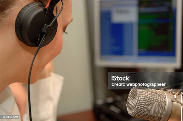 Altifalante De Rádio - Fotografias de stock e mais imagens de Cabelo Louro - Cabelo Louro, Microfone, Primeiro plano