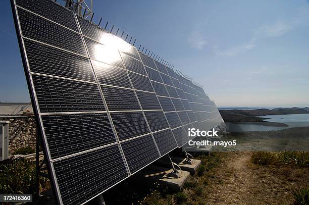 Painel Solar - Fotografias de stock e mais imagens de Arnês de segurança - Arnês de segurança, Cabo, Cabo de Alta-tensão
