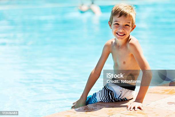 Kleiner Junge Am Swimmingpool Stockfoto und mehr Bilder von 6-7 Jahre - 6-7 Jahre, Am Rand, Badebekleidung