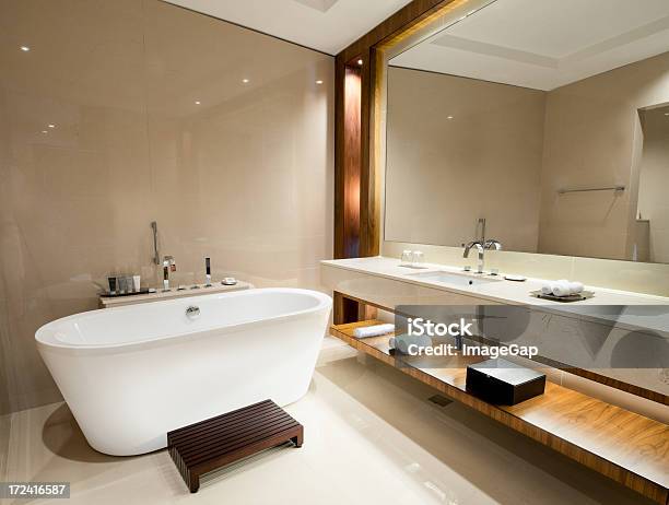 Badezimmer Stockfoto und mehr Bilder von Badezimmer - Badezimmer, Freistehende Badewanne, Modern