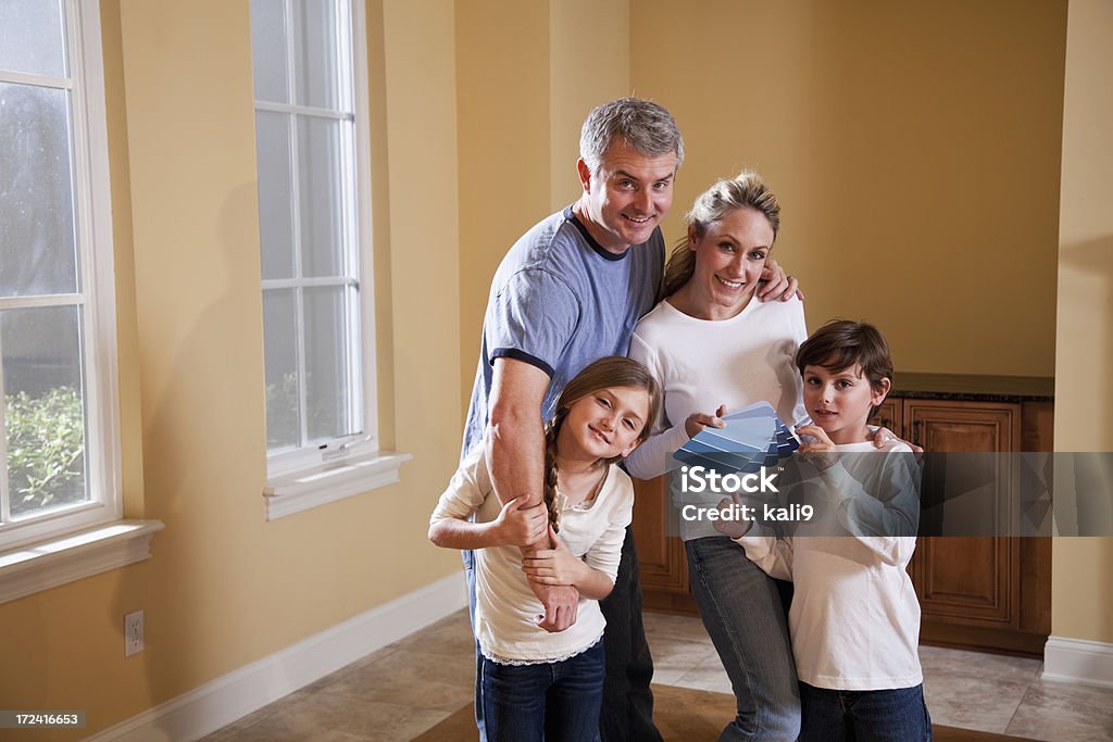 Famille choisissant la couleur de peinture pour nouvelle maison - Photo de Famille libre de droits