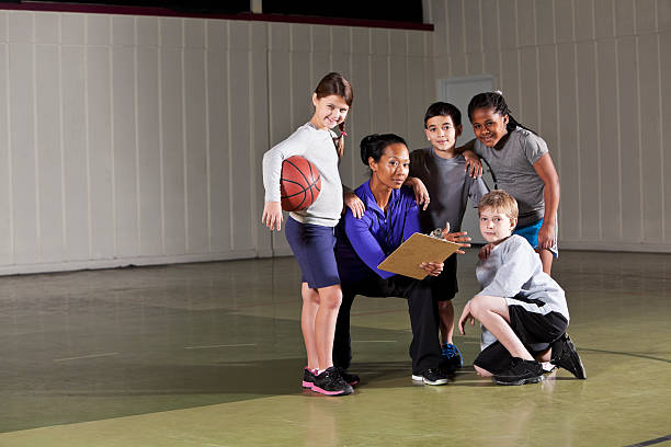 お子様向けに、バスケットボールコーチ - child 6 7 years education school ストックフォトと画像