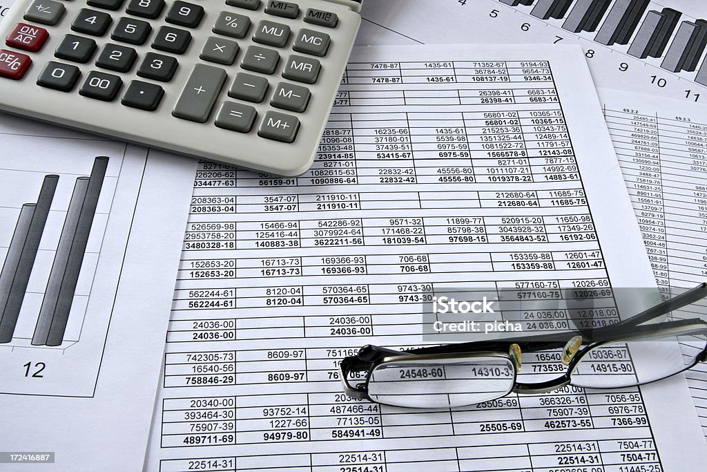 Lavorare con numeri e finanza - Foto stock royalty-free di Affari