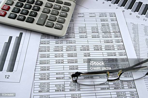 Trabalhar Com Números E Finanças - Fotografias de stock e mais imagens de Analisar - Analisar, Calculadora, Cifras Financeiras