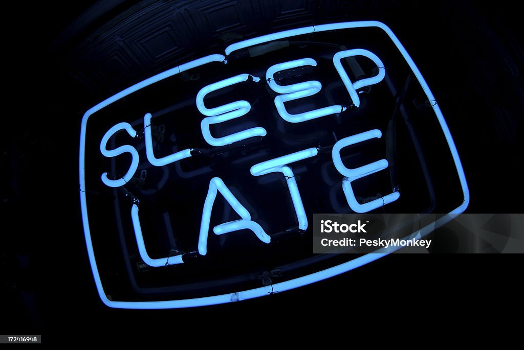 Dormite fino a tardi Accedi al Neon blu sfondo nero - Foto stock royalty-free di Adolescente